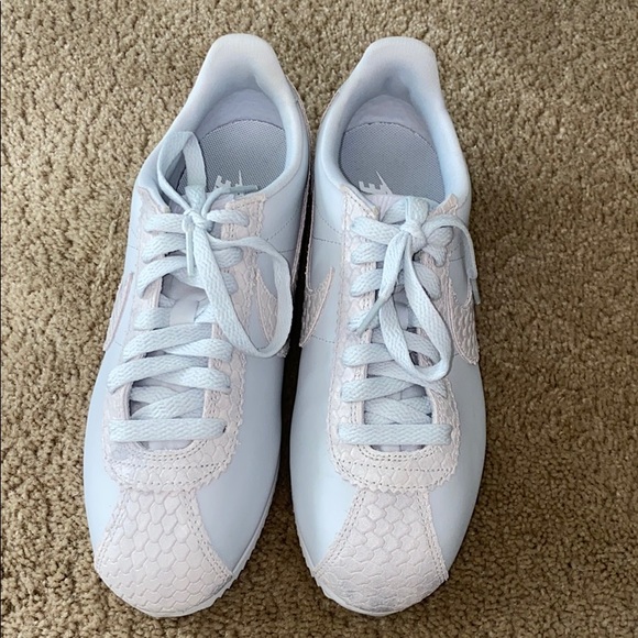 Nike Women’s Sneakers - Picture 2 of 4